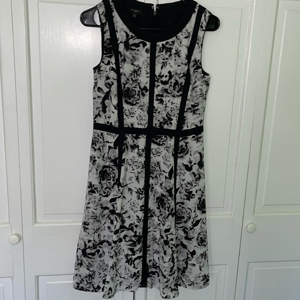Beautiful black & white floral zip and hook & eye close dress. EUC